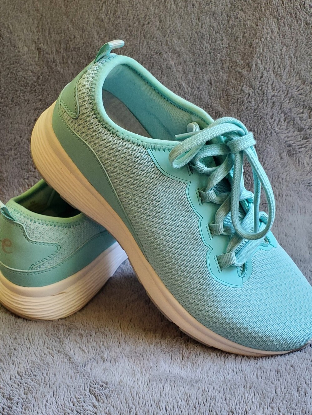 Easy Spirit Skip walking shoe sneaker in mint green. US Women's Size 8 medium.